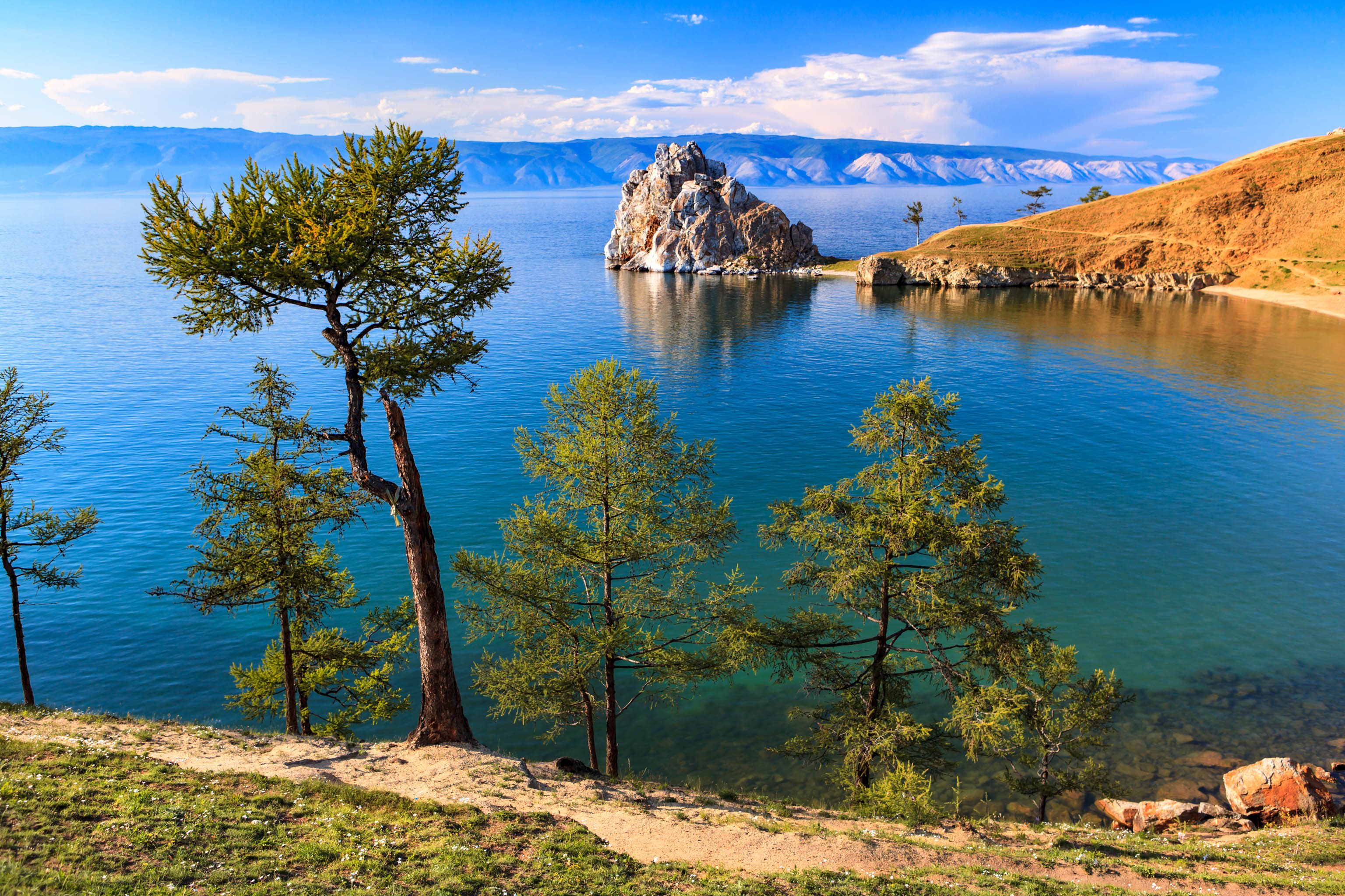 Long-distance hiking trails Lake Baikal Trail bay in Lake Baikal
