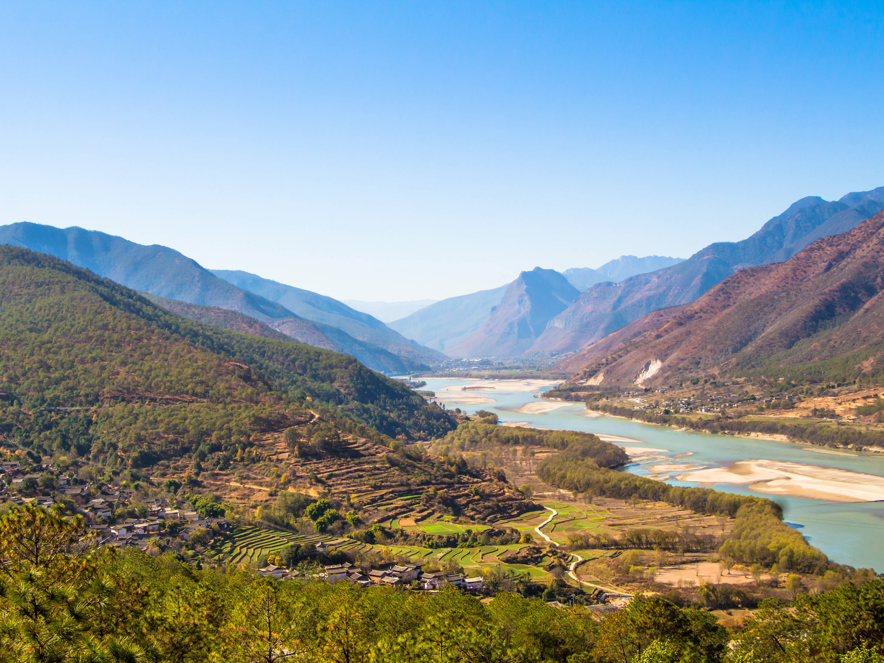 Long-distance hiking trails Yangtze River Trek river valley in the mountains