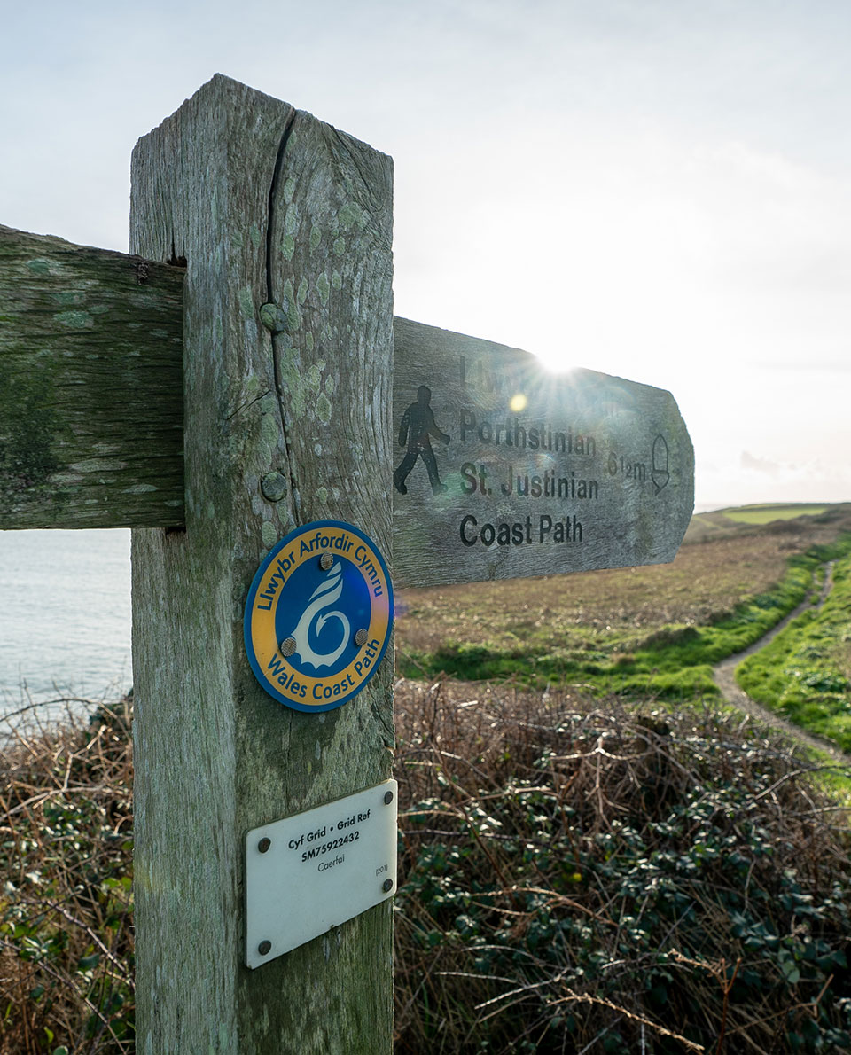Thru-hiking Europa Pembrokeshire Coast Path signpost