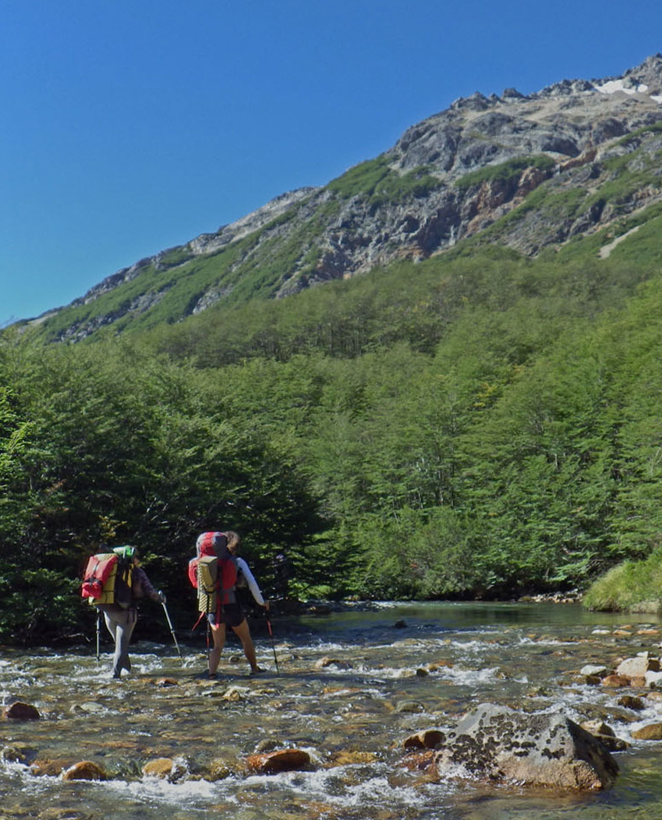 Weitwanderwege Greater Patagonian Trail Flussdurchquerung Patagonien