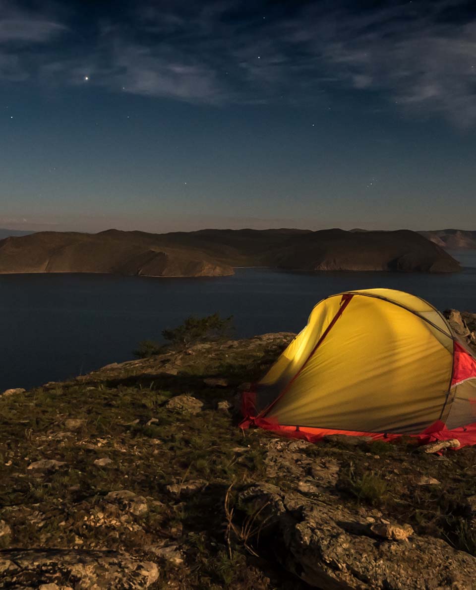 Weitwanderwege Lake Baikal Trail Zelt bei Nacht am Seeufer