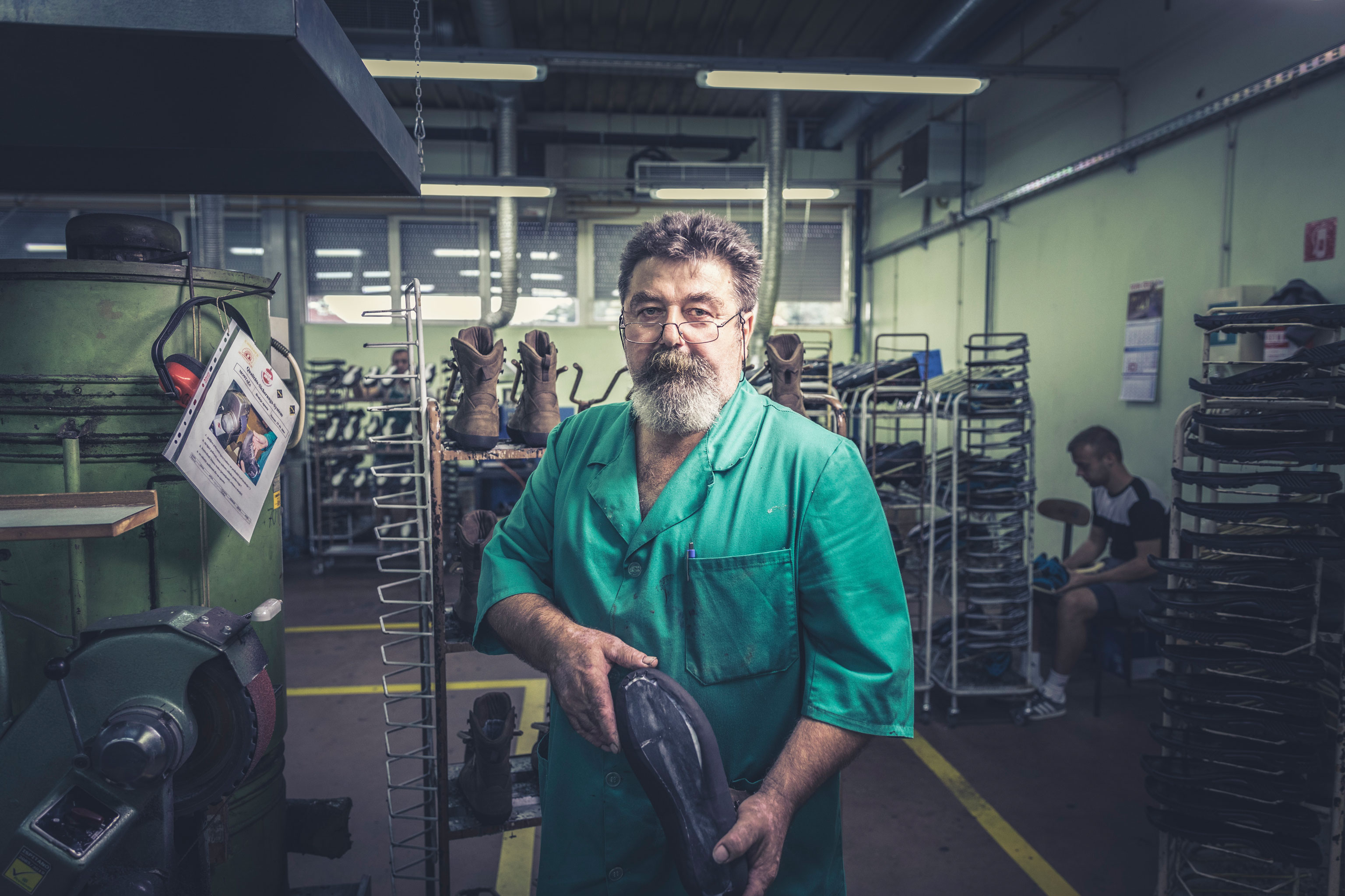 Porträtfoto des Mitarbeiters Stanko in der Hanwag Produktion in Kroatien