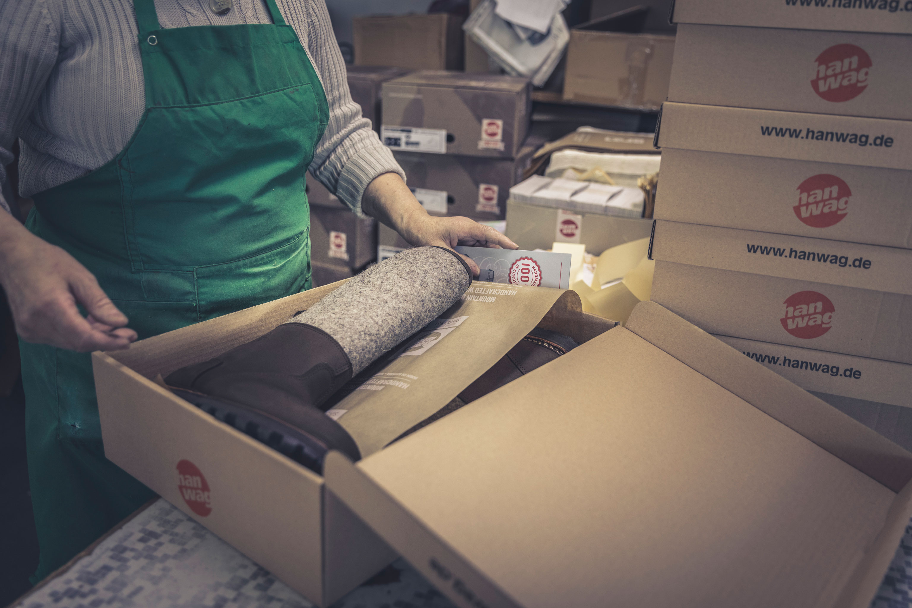Mitarbeiterin verpackt Hanwag Räven in Kartons