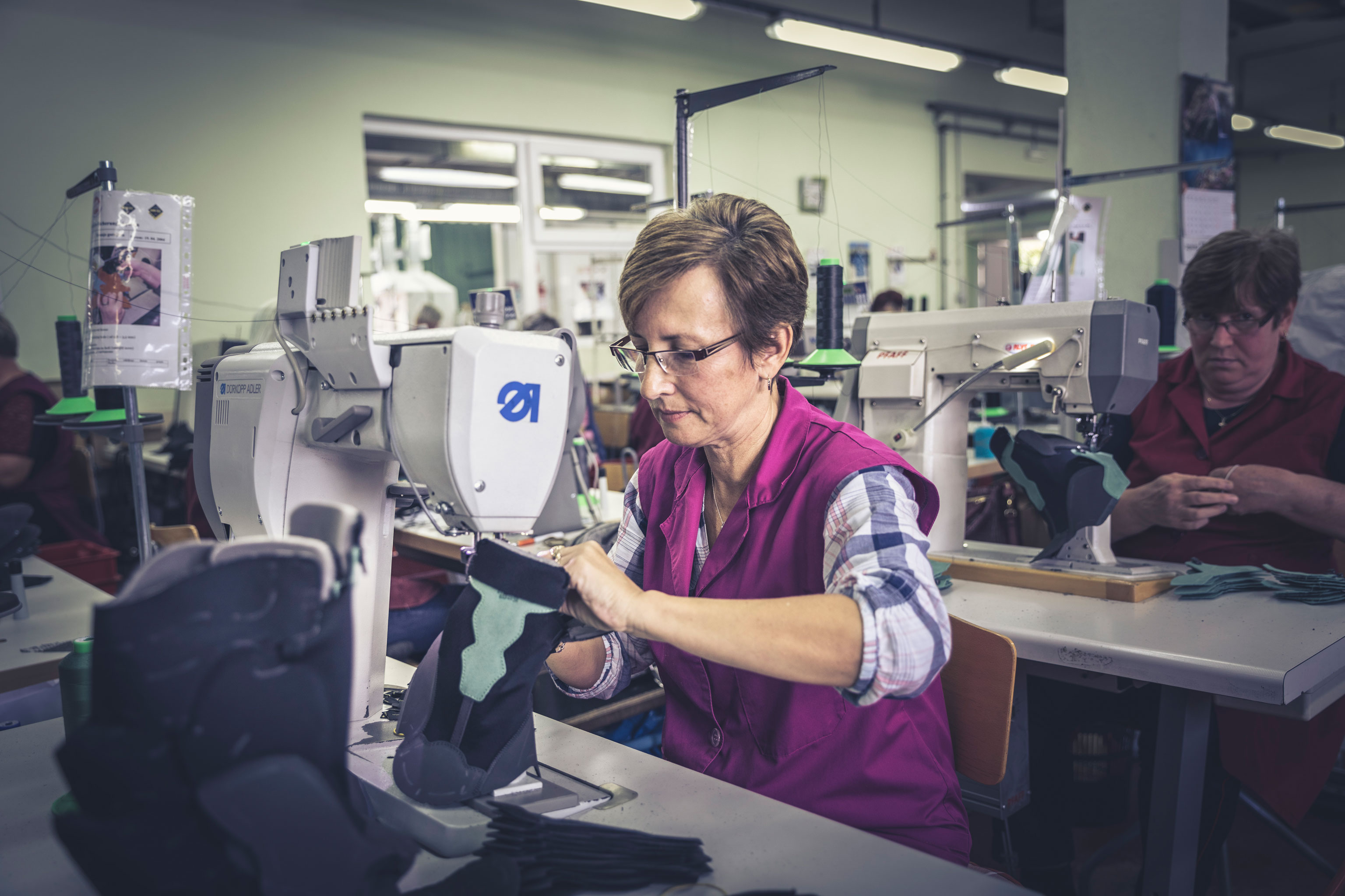 Gordana an ihrer Nähmaschine in der Hanwag Produktion in Kroatien