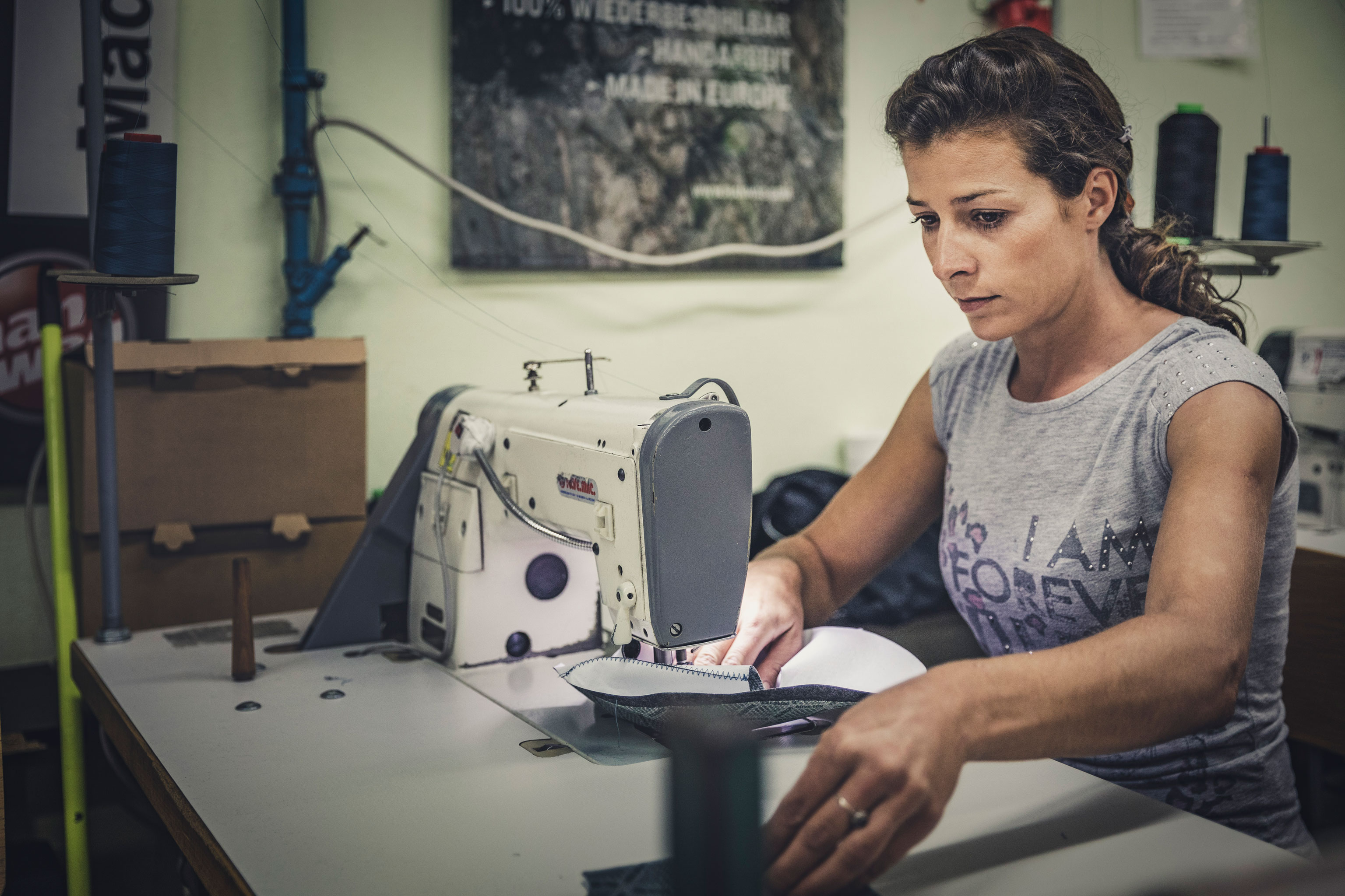 Schuhe Made in Europe: Eine Mitarbeiterin des Hanwag Werks in Kroatien näht ein Innenfutter