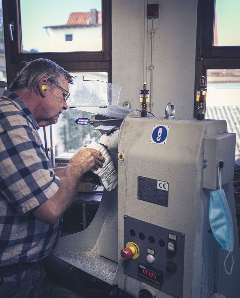 Siegfried working on the milling machine at the Hanwag factory for double-stitched hiking boots
