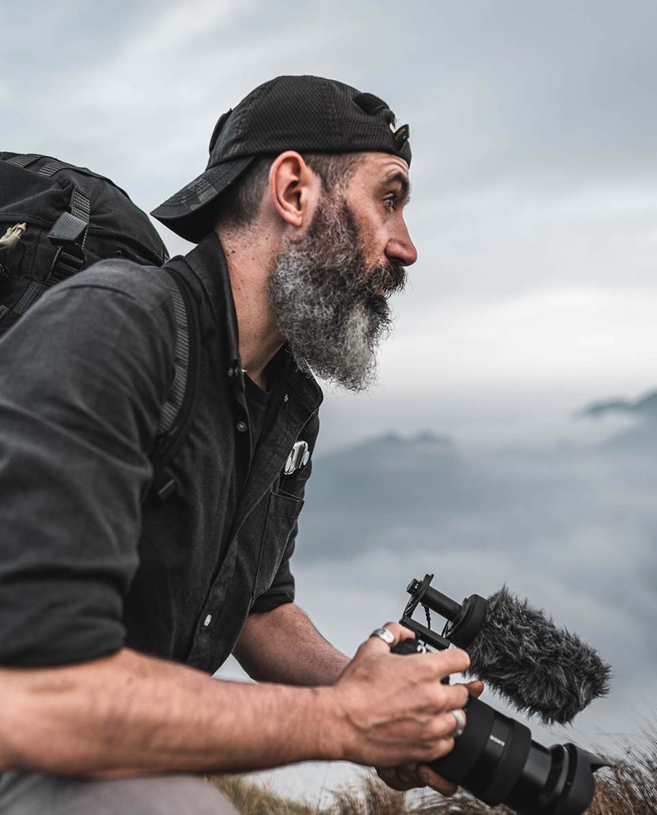 Survival Experte Alex Wander mit Kamera in der Wildnis