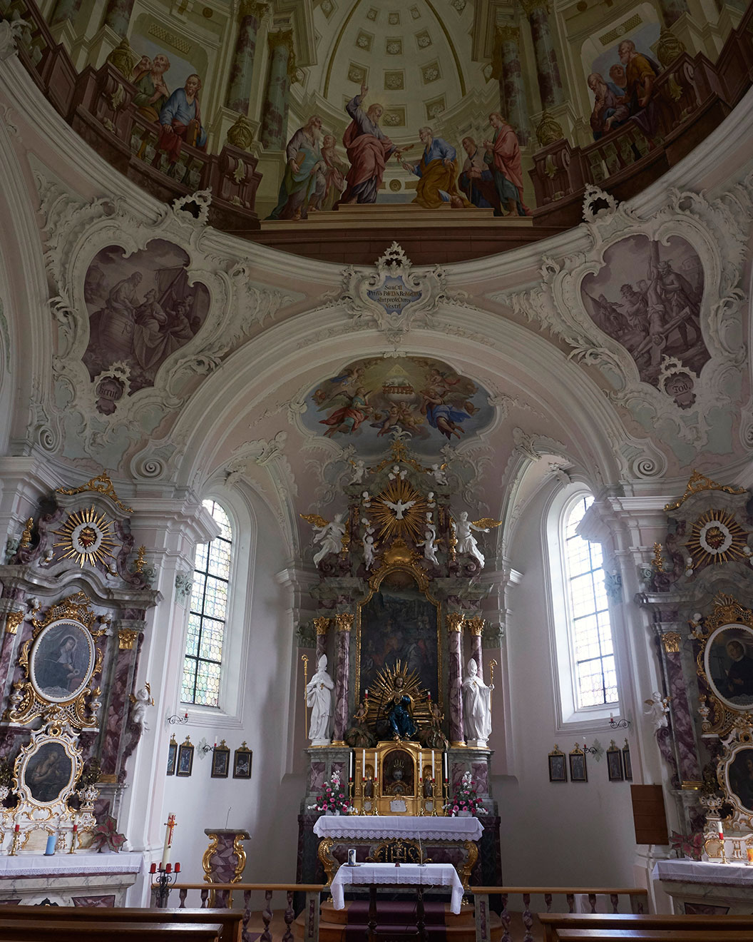 Wandern mit Hund in Bayern Altar der Romediuskirche in Thaur bei Innsbruck