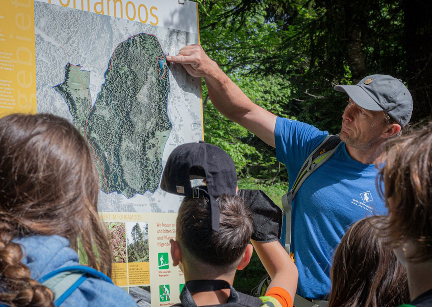 Naturführer Lukas Rinnhofer bei einer Führung mit Kindern