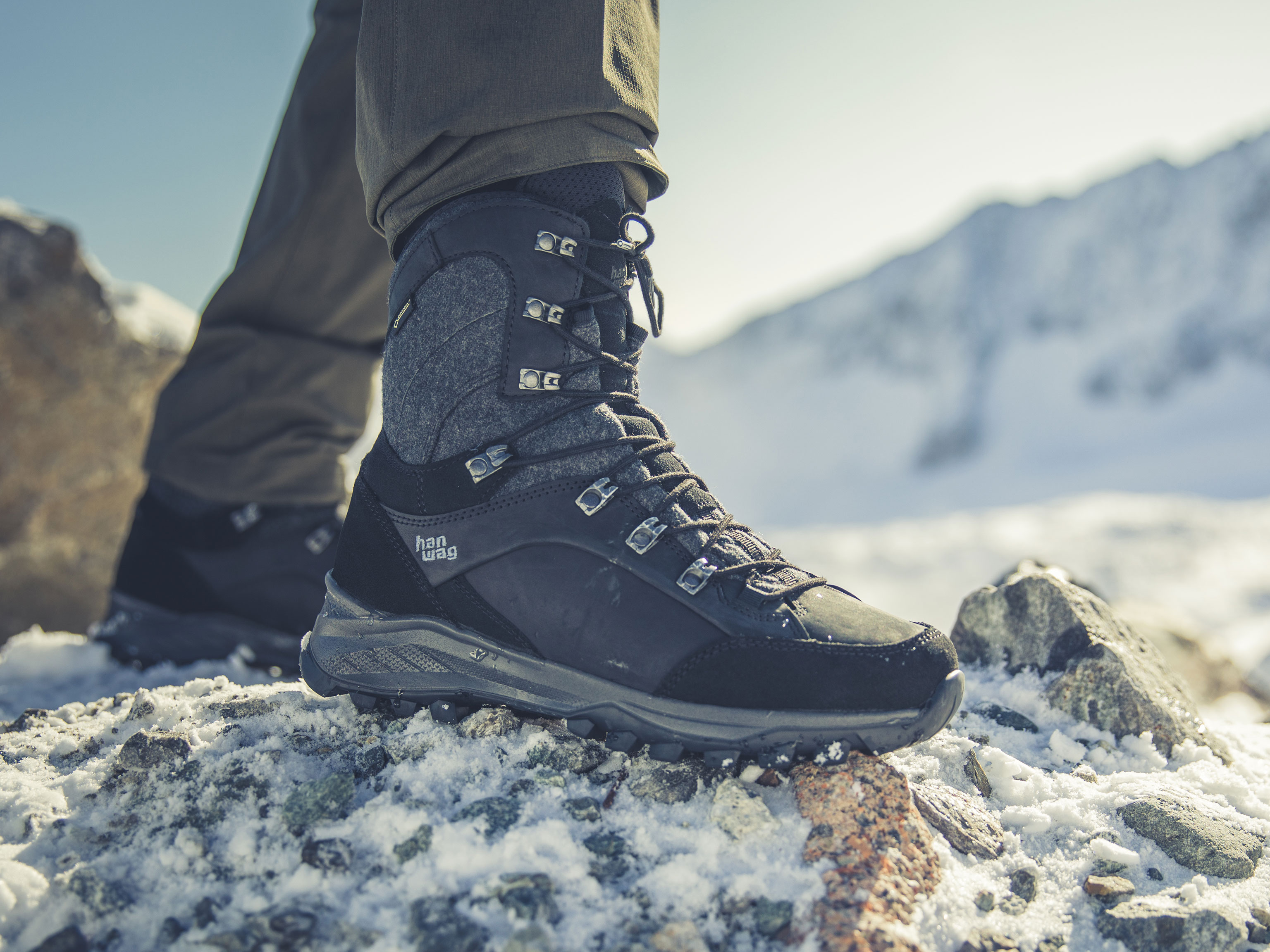 The HANWAG Banks Snow GTX winter hiking boot on snowy rocks
