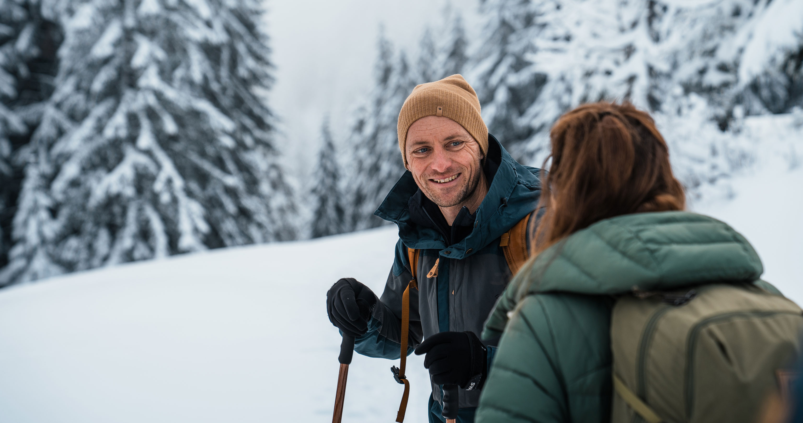 Zwei Schneeschuhwanderer auf Tour im Bregenzerwald