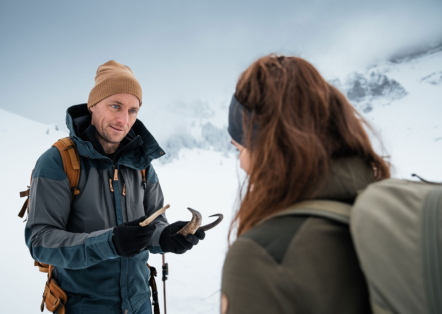 Wildnisführer Lukas zeigt der HANWAG-Mitarbeiterin Franziska Geweihe