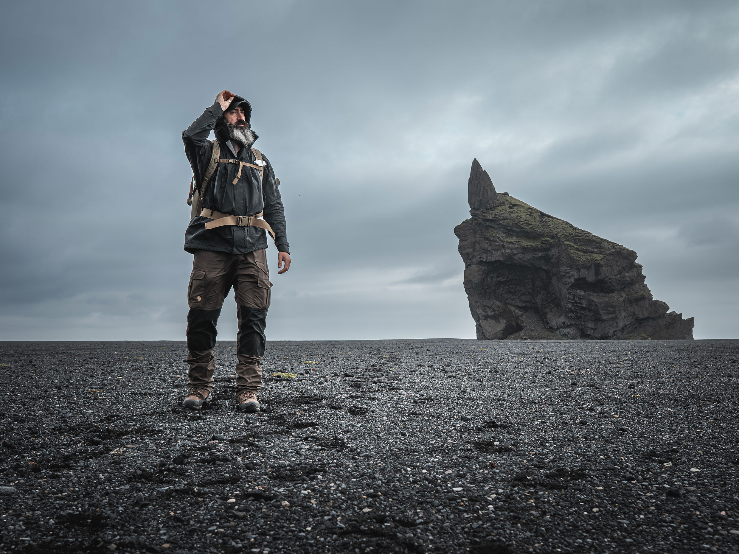 Bushcraft Experte Alex Wander steht allein in einer Lavalandschaft auf Island