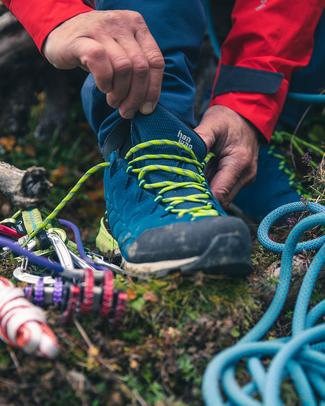 A mountaineer lacing the Hanwag Makra Pro Low GTX approach shoe