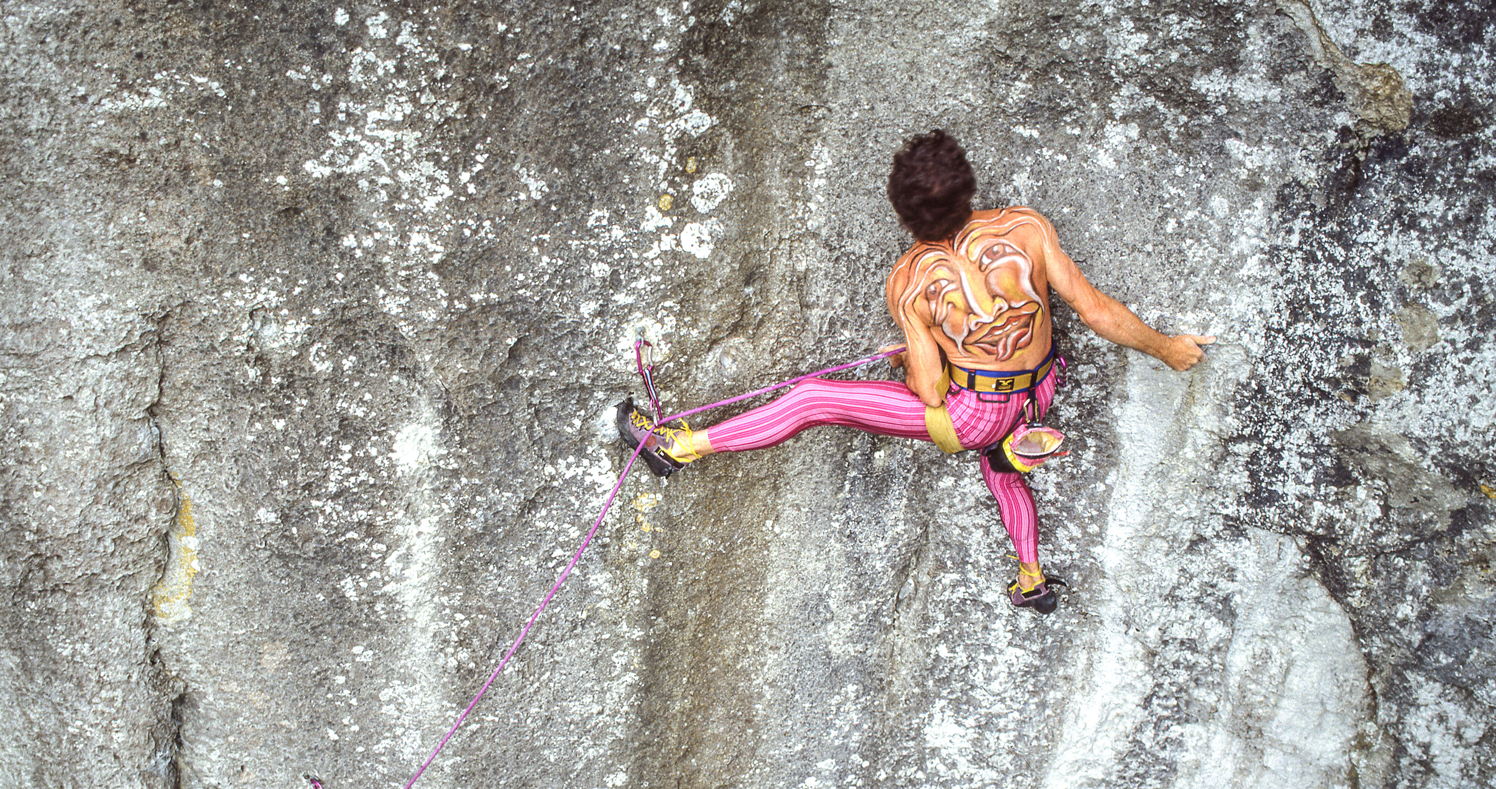 Sepp Gschwendtner beim Rotpunkt Klettern im Altmühltal mit pinkfarbener Hose und Bodypainting auf dem Rücken