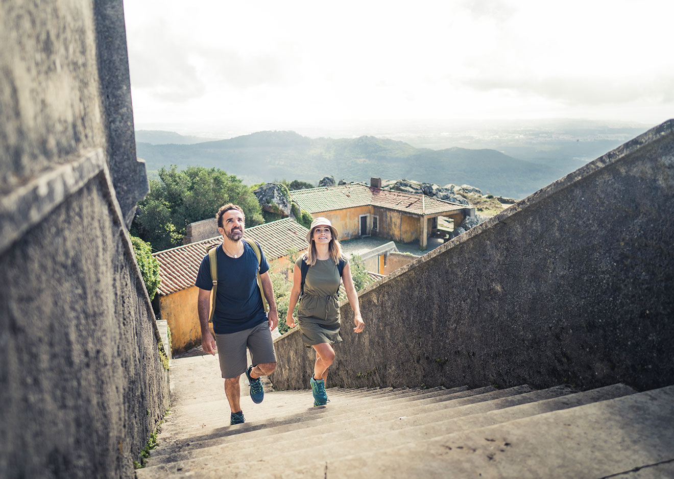 Zwei Menschen steigen nahe Sintra eine Treppe hinauf