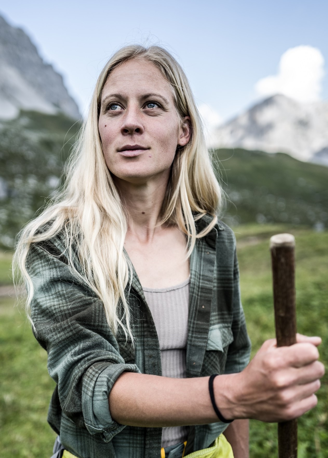Älplerin Katharina Krepold mit ihrem Holzstock.