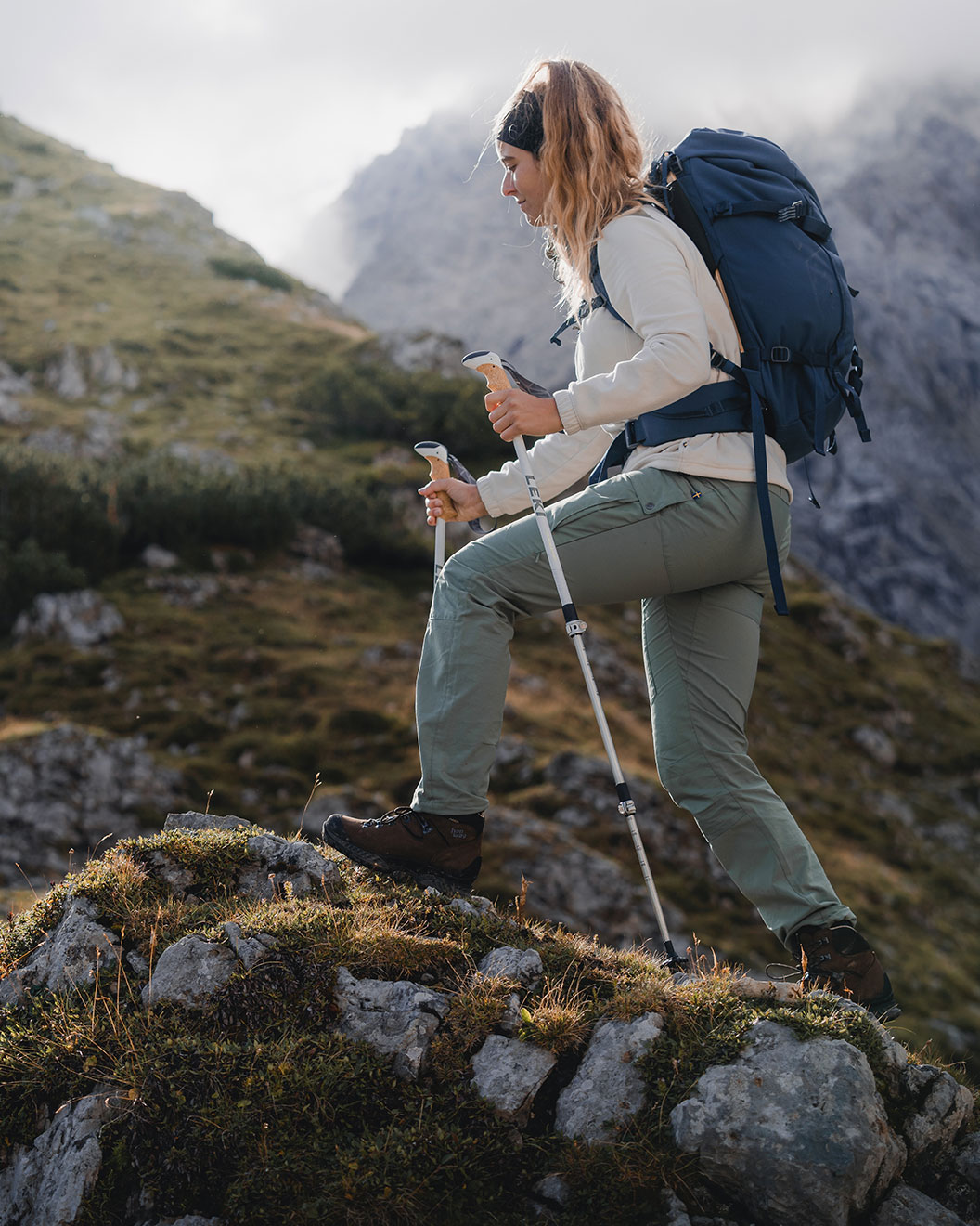 Eine Frau beim Bergsteigen mit dem Trekkingstiefel Hanwag Tatra II