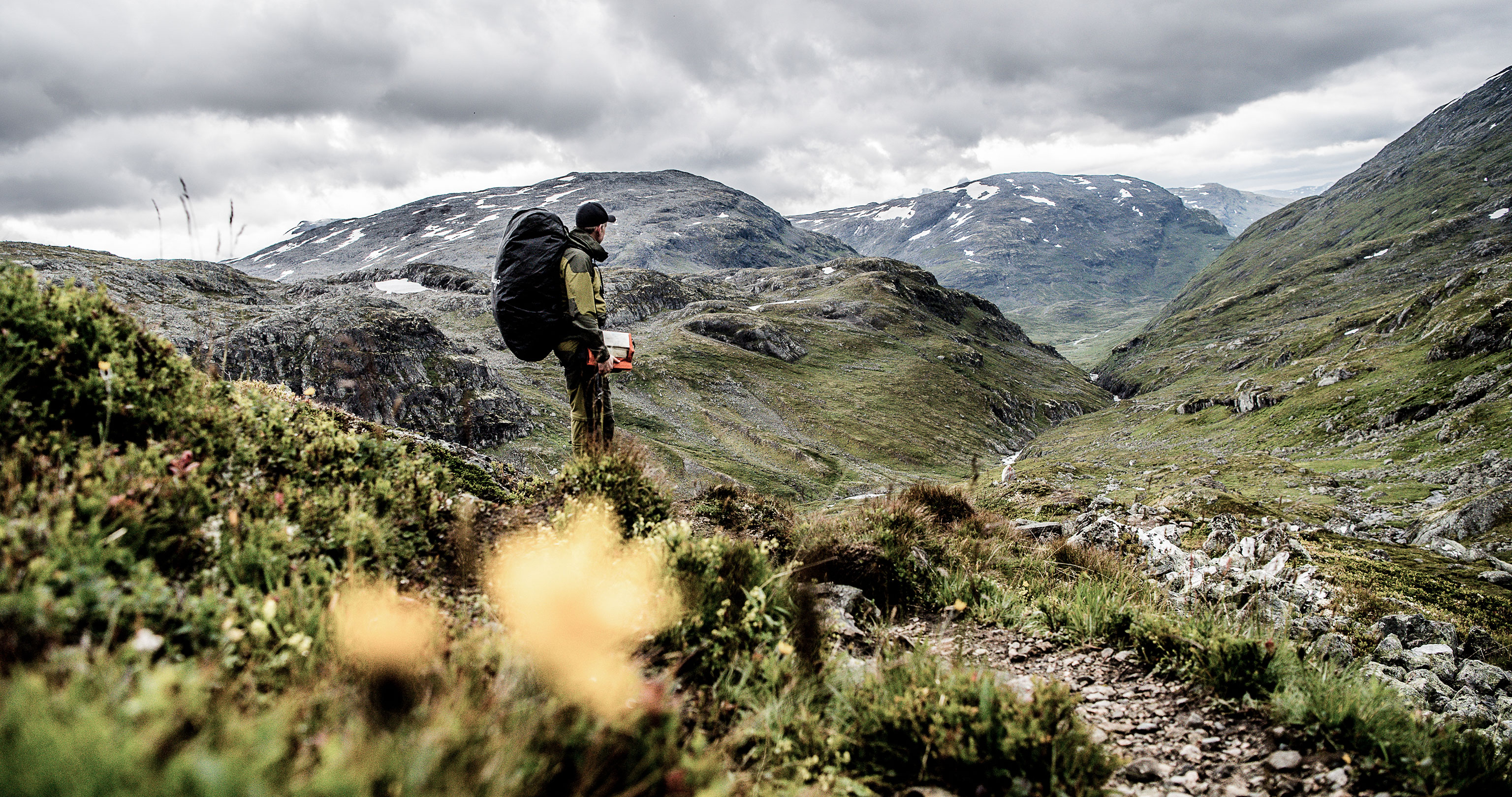 Ein Mann bei einer Jotunheimen Wanderung in Norwegen