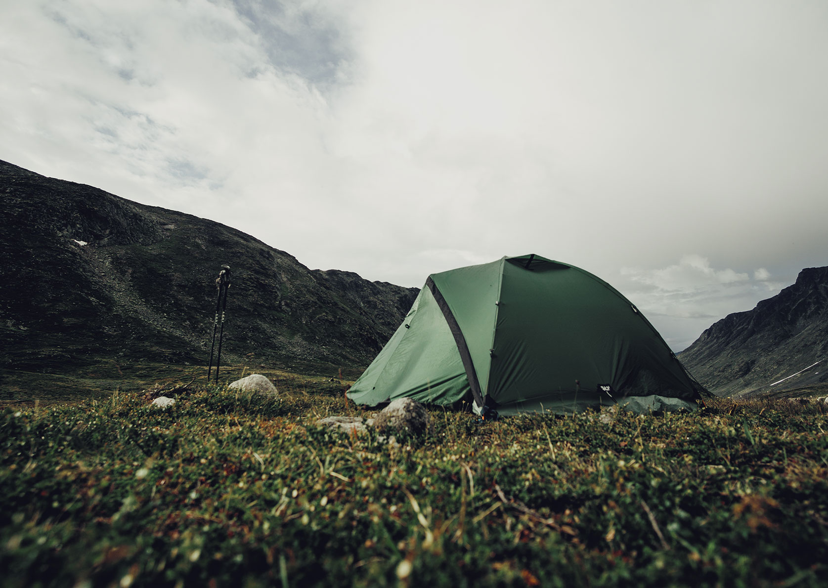 Ein Zelt steht einsam in den Bergen des Jotunheimen Nationalparks