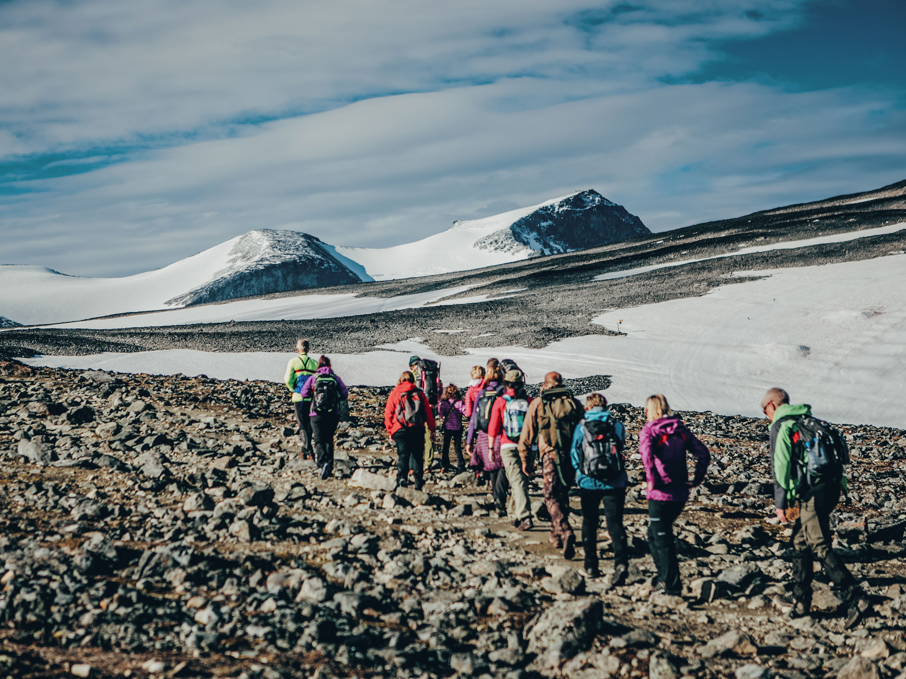 Eine Gruppe Wanderer auf dem Weg zum Gipfel des Galdhoppigen im Jotunheimen Nationalpark