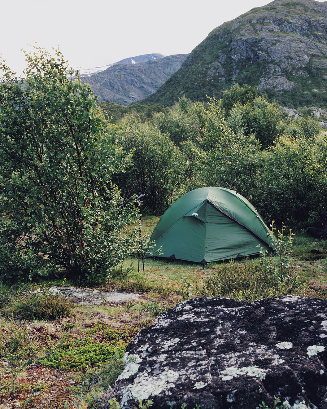 Trekking-Traum: ein einsamer Stellplatz für das Zelt, gut geschützt vor Wind und Wetter. Foto: Philipp Laage