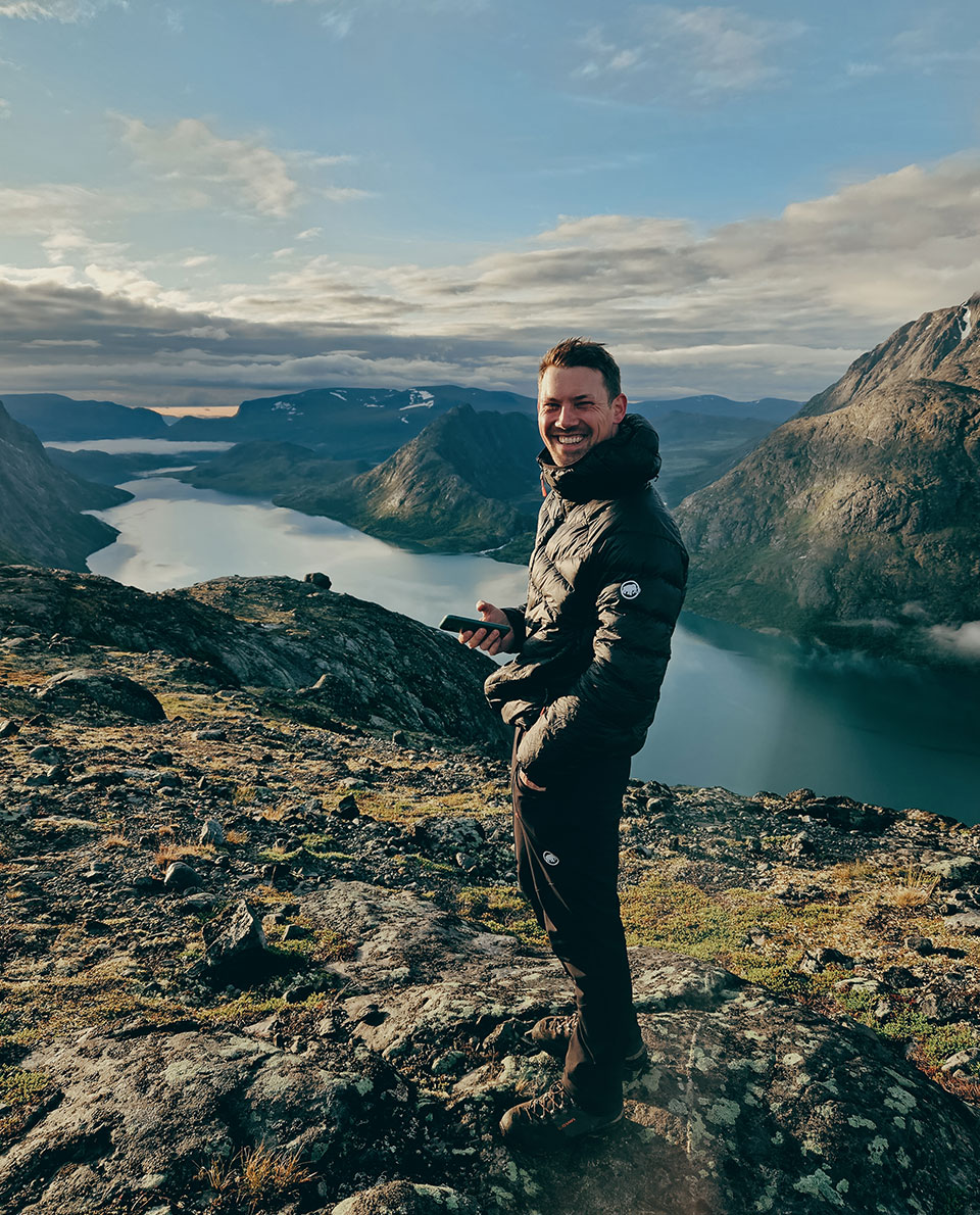 Ein Wanderer steht über einem See im Jotunheimen Nationalpark in Norwegen
