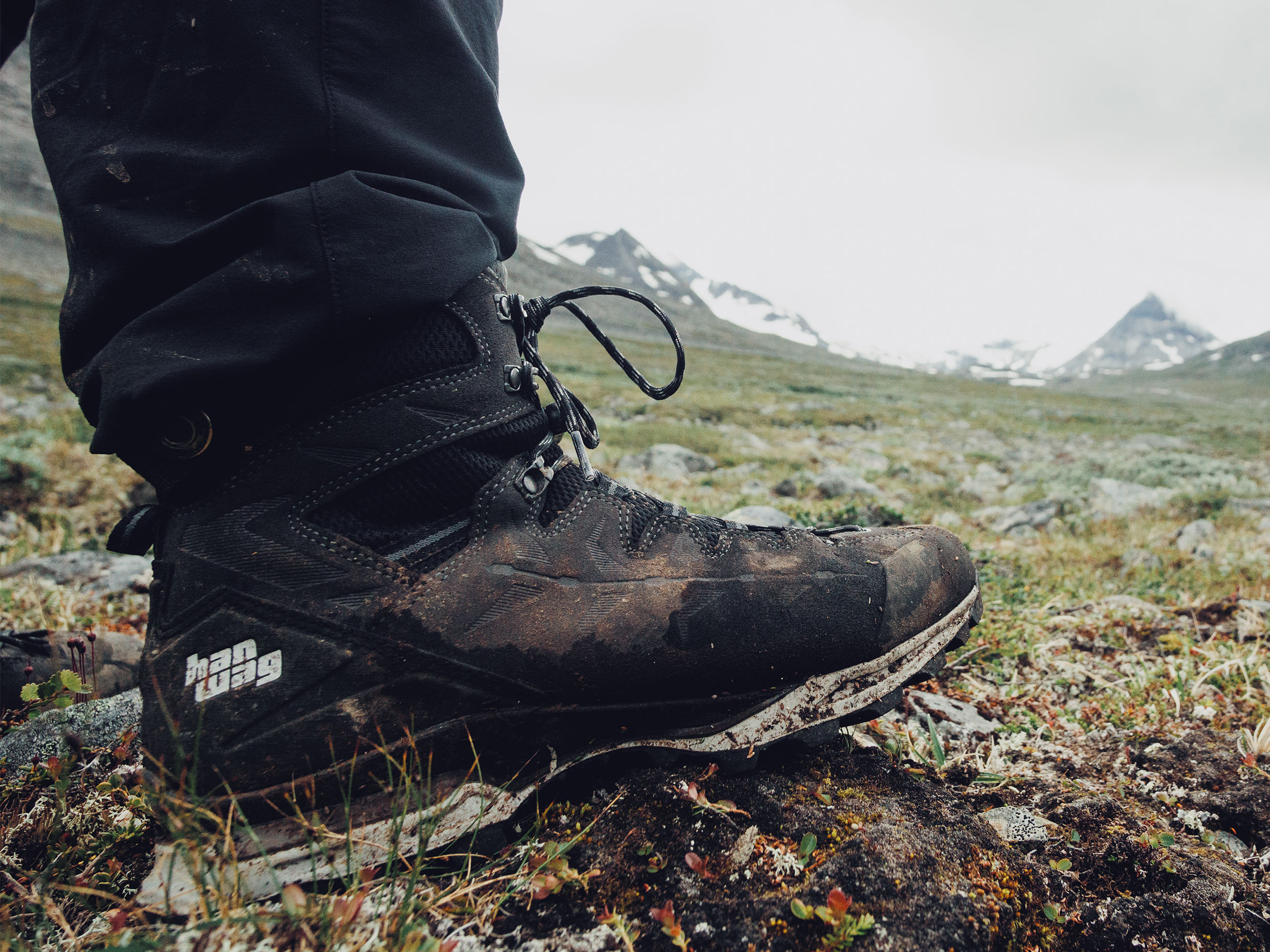 Nahaufnahme eines Trekkingschuhs Hanwag Makra Trek GTX beim Wandern in Norwegen