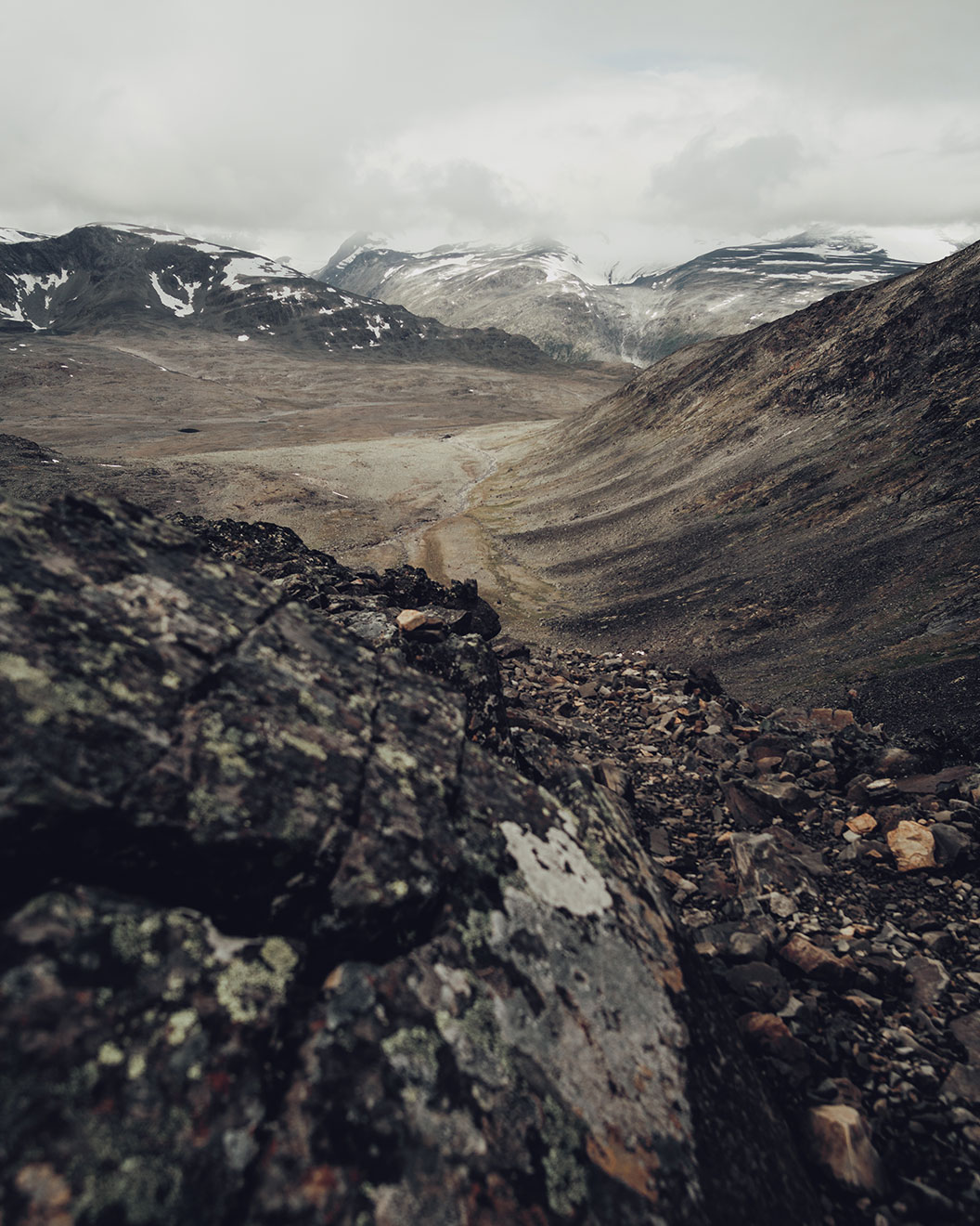 Blick in die felsigen Berge des Jotunheimen Nationalparks beim Wandern in Norwegen