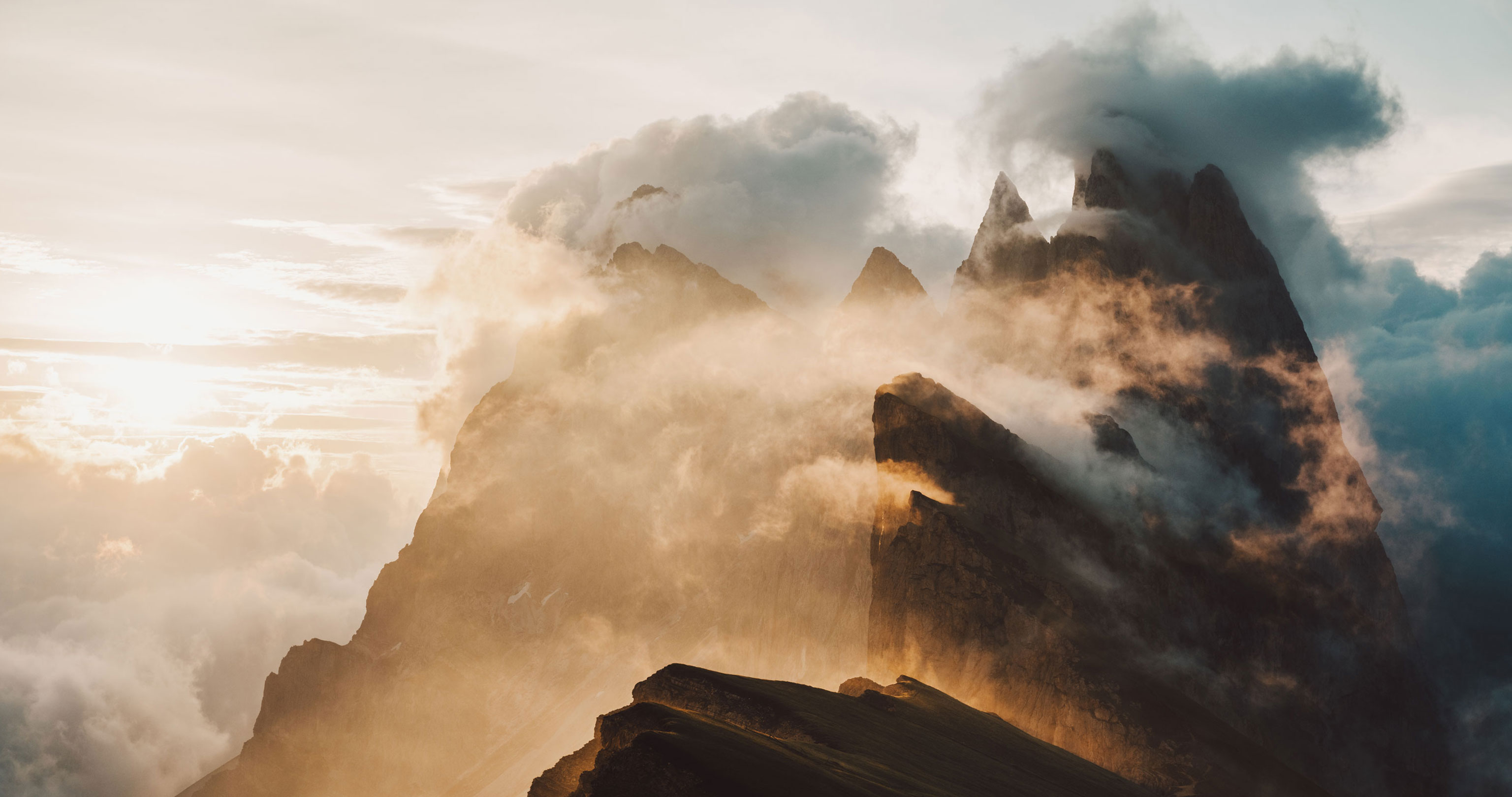 Berge mit Wolken in dramatischer Lichtstimmung beim Fotografieren lernen mit Roman Königshofer